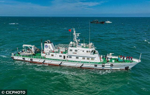 日前,山东省荣成市海洋渔业执法部门启动黄渤海伏季休渔"清网"行动.